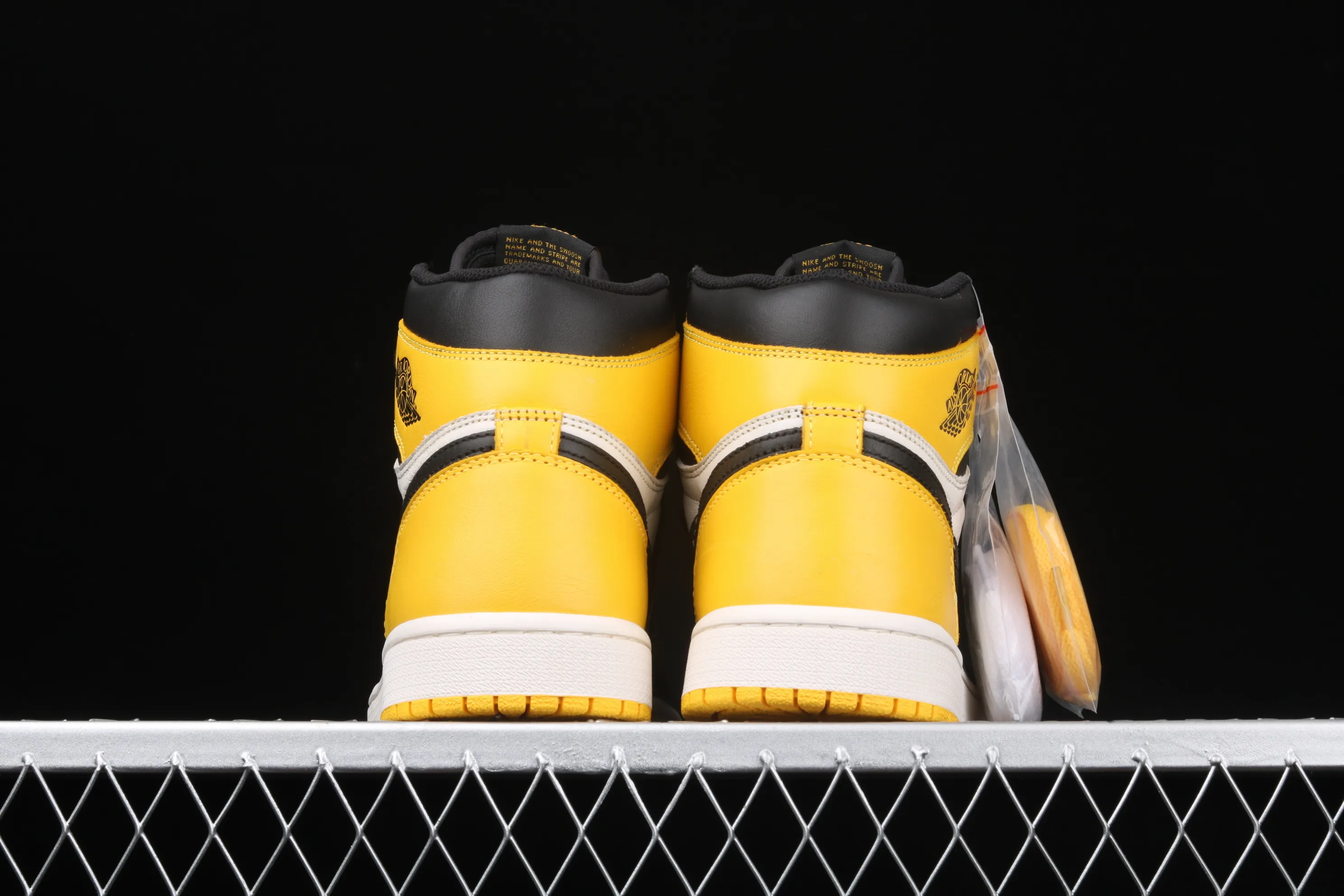 All categories Air Jordan Jordan series basketball shoes Air Jordan 1 High pure original version Air Jordan AJ1 Retro High OG "Yellow Toe" AJ1 Hornet Joe 1 black and yellow toe AR1020-700